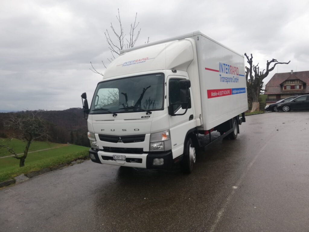 Frontansicht Mitsubishi Fuso Canter.