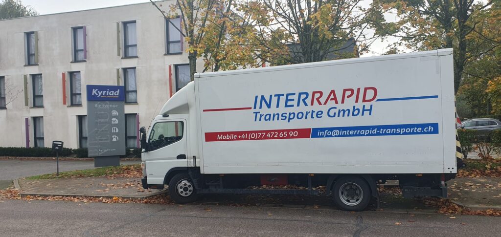 Linke Seite Mitsubishi Fuso Canter.