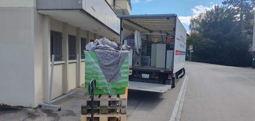 Gewerblicher Umzug (Umzug eines Büros innerhalb der Schweiz).