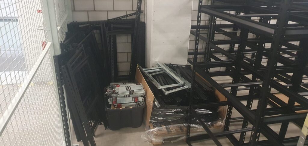 Sondertransport (Transport eines umfassenden Regalsystems).